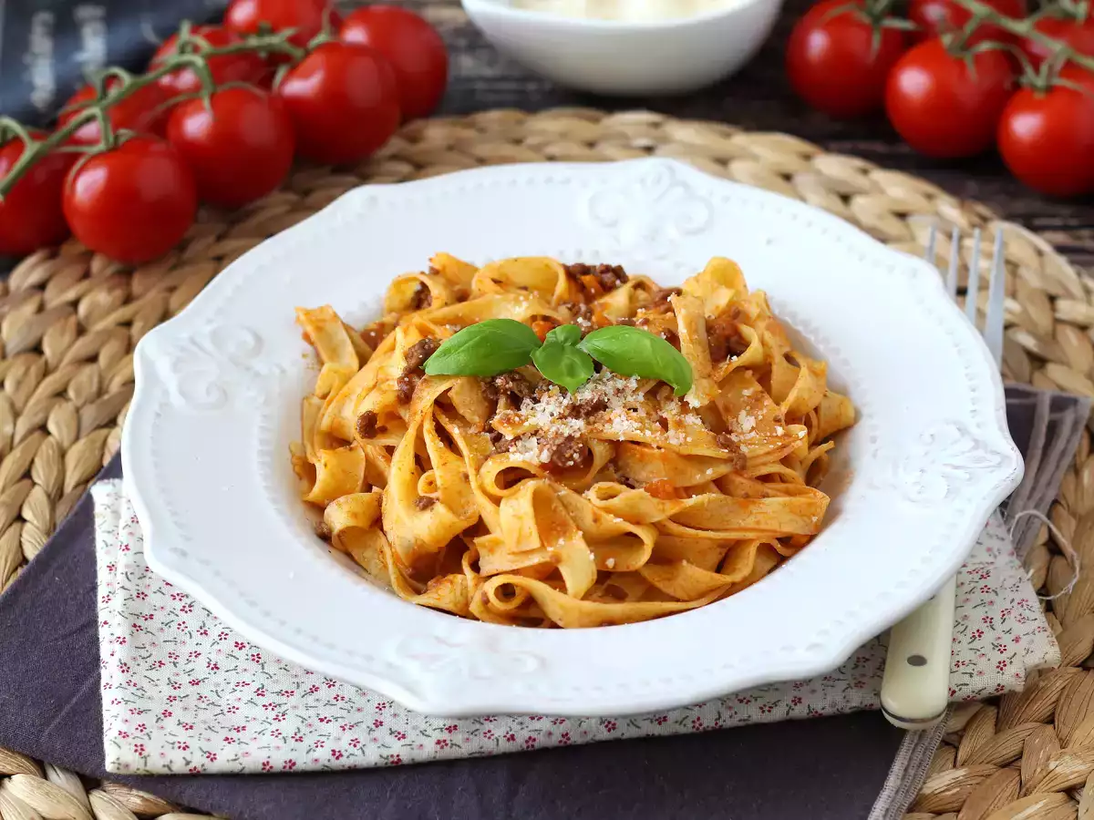 TAGLIATELLE CU SOS BOLOGNESE 