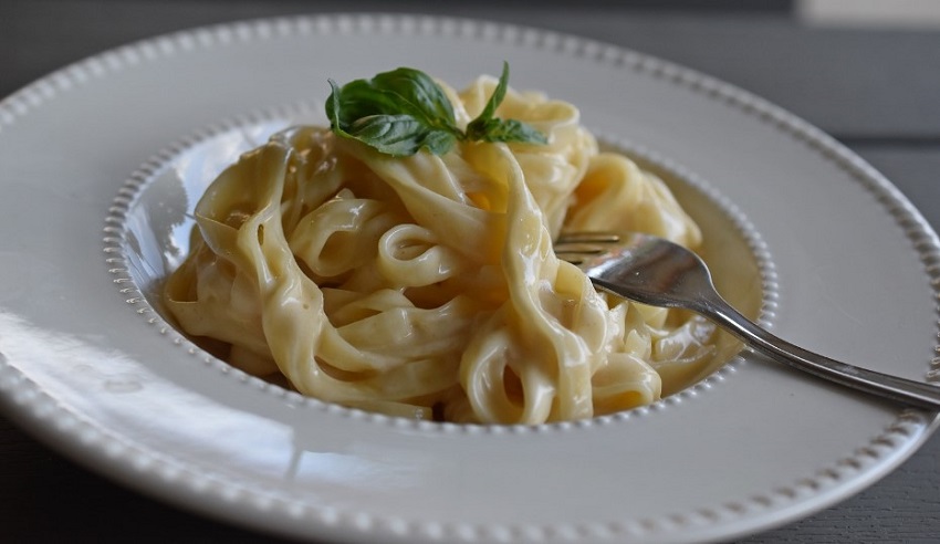 TAGLIATELLE CU BACON SI SOS ALB